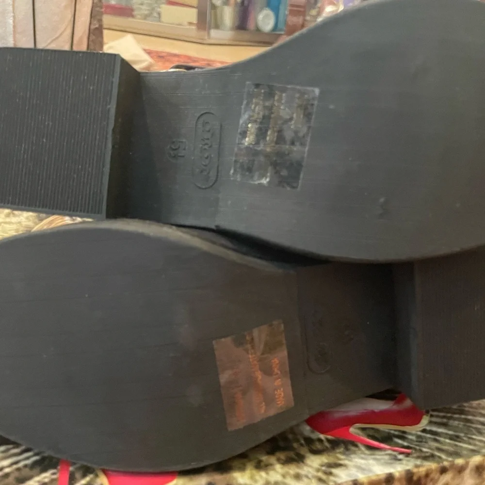 Black Boots With Gold Accents NIB Size 5.5 DKDB - Picture 9 of 15